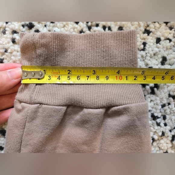 O'Neill brand. Tan joggers. Size medium. Elastic waist. Ribbed cuffs. - Picture 6 of 10